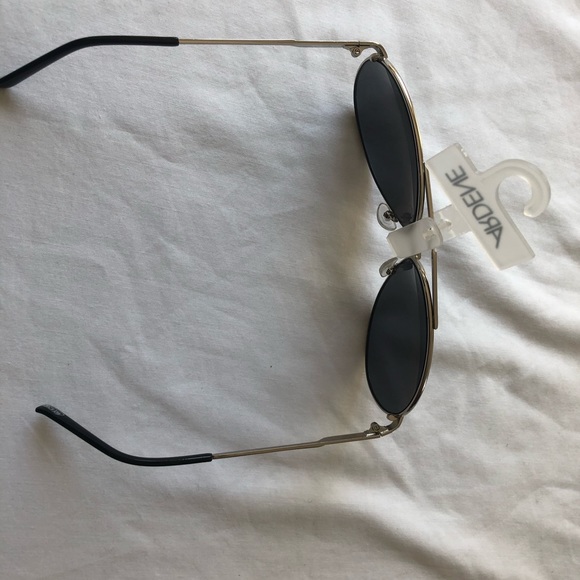 Oval shaped Sunglasses - Picture 3 of 3